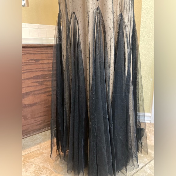 Betsy & Adam Long V-Neck Embroidered Gown. NWT. Size 8. - Picture 11 of 14